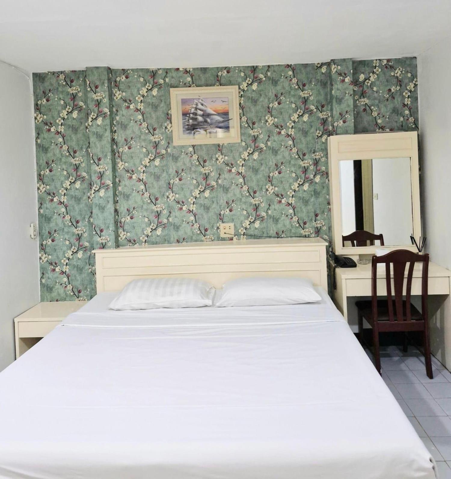Woodlands Inn Bangkok Exterior photo